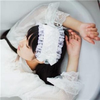 小清新长发微信女生纯白色头像图片