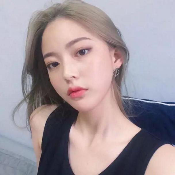 高颜值清秀红唇女生自拍微博头像图片