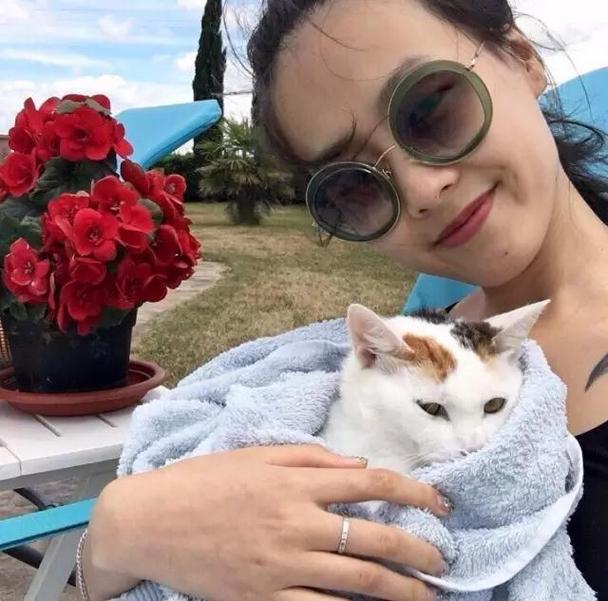 高颜值清秀红唇女生自拍微博头像图片