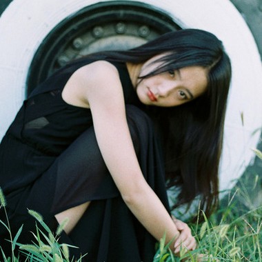 温文尔雅的微信长发女生头像图片