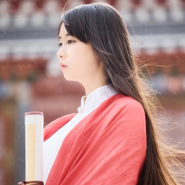 温文尔雅的微信长发女生头像图片