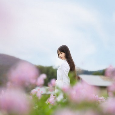 温文尔雅的微信长发女生头像图片