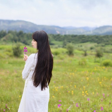 温文尔雅的微信长发女生头像图片