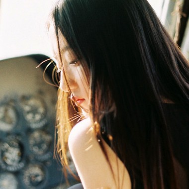 温文尔雅的微信长发女生头像图片