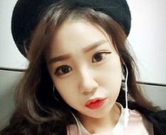 大眼红唇女生微博自拍头像图片大全