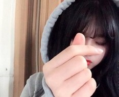 大眼红唇女生微博自拍头像图片大全