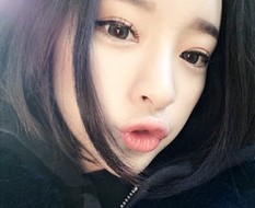 大眼红唇女生微博自拍头像图片大全