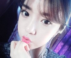 大眼红唇女生微博自拍头像图片大全