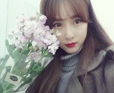 大眼红唇女生微博自拍头像图片大全