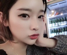 大眼红唇女生微博自拍头像图片大全