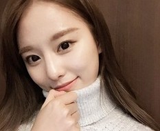 大眼红唇女生微博自拍头像图片大全