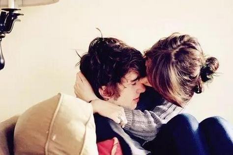 甜蜜拥抱的欧美情侣qq接吻头像图片