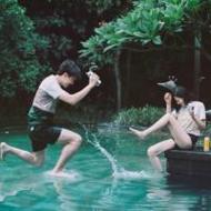 戏水的小清新情侣qq唯美浪漫头像图片