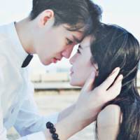 甜蜜蜜的微信情侣接吻头像图片