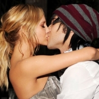 90后欧美情侣接吻微信意境头像图片