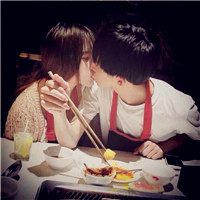 热恋中唯美幸福的情侣qq接吻头像图片