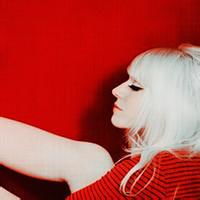 时尚潮流的qq女生红色头像图片