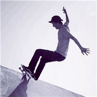 玩滑板的时尚潮男背影微信头像图片