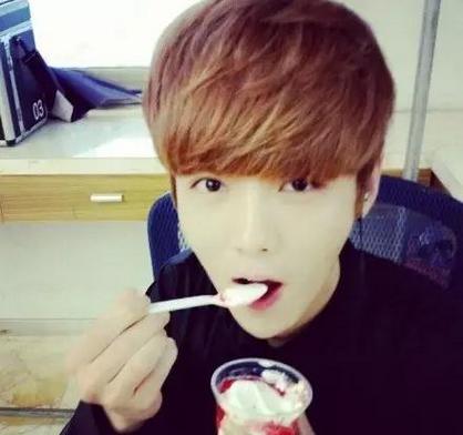 喜欢自拍的韩系qq男生头像图片