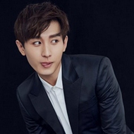 穿西装的帅气男生黑色背景微信头像图片