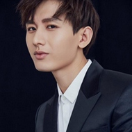 穿西装的帅气男生黑色背景微信头像图片