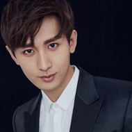 穿西装的帅气男生黑色背景微信头像图片