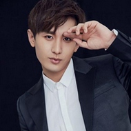 穿西装的帅气男生黑色背景微信头像图片