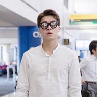 帅气男明星李易峰纯白色头像图片