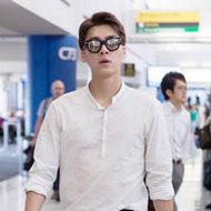 帅气男明星李易峰纯白色头像图片