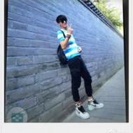 文艺男生摆剪刀手自拍微信头像图片