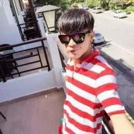 文艺男生摆剪刀手自拍微信头像图片