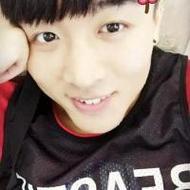 文艺男生摆剪刀手自拍微信头像图片