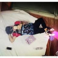 文艺男生摆剪刀手自拍微信头像图片