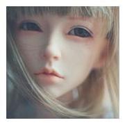 忧伤神情可爱的男芭比娃娃微信头像