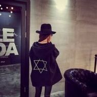 带帽子的伤感女生背影微信头像图片