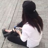 带帽子的伤感女生背影微信头像图片