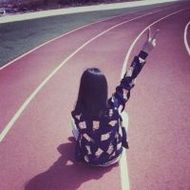 带帽子的伤感女生背影微信头像图片