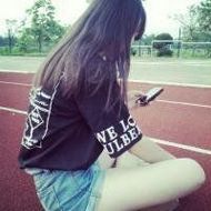 带帽子的伤感女生背影微信头像图片