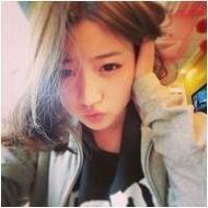 文艺范儿的短发女生自拍微信头像图片