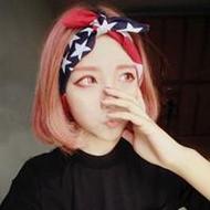 文艺范儿的短发女生自拍微信头像图片