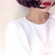 文艺范儿的短发女生自拍微信头像图片