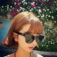 文艺范儿的短发女生自拍微信头像图片