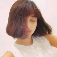 文艺范儿的短发女生自拍微信头像图片