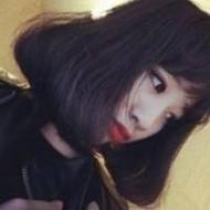 文艺范儿的短发女生自拍微信头像图片