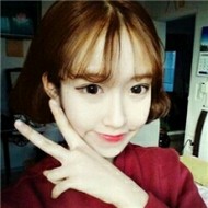 文艺范儿的短发女生自拍微信头像图片