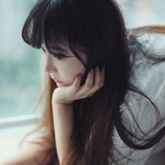 穿白色连衣裙的女生唯美背影微信头像