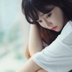 穿白色连衣裙的女生唯美背影微信头像