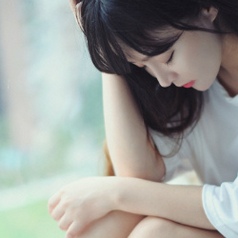 穿白色连衣裙的女生唯美背影微信头像