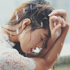 穿白色连衣裙的女生唯美背影微信头像