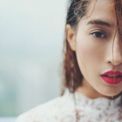穿白色连衣裙的女生唯美背影微信头像